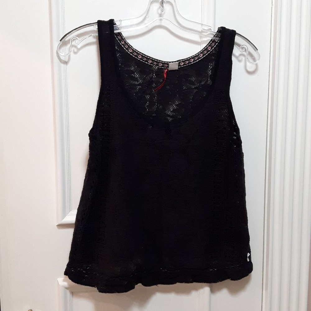 🛍️ Black lace tank top
